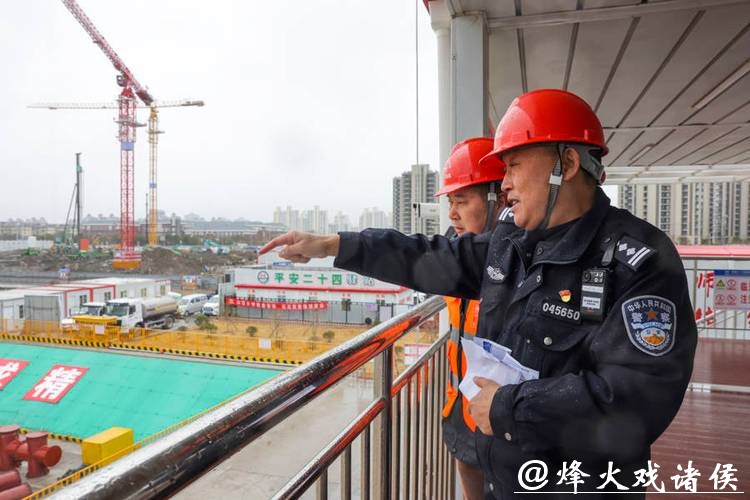 新春走基层|宝山48万平方米 “超级工地” 不停工,民警春节守岗护平安 新春走基层|宝山48万平方米 “超级工地” 不停工,民警春节守岗护平安