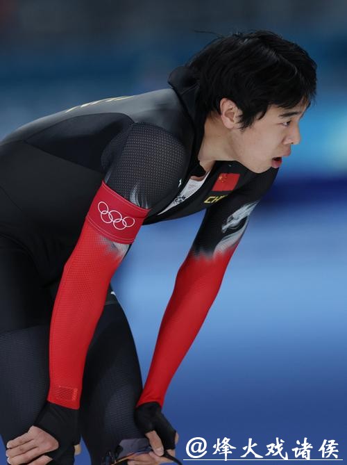 廉子文阻挡犯规遭嘘，对手愤怒无比，速滑赛场的这次碰撞是谁的错？